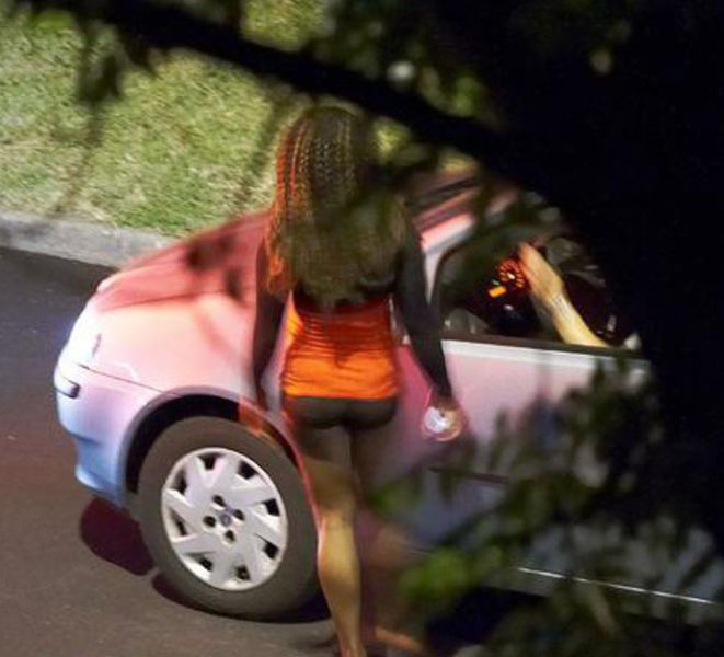 EBOLI, RUBA UNA PALETTA D'ORDINANZA ALLA POLIZIA E AGGREDISCE UNA  PROSTITUTA - Positanonews